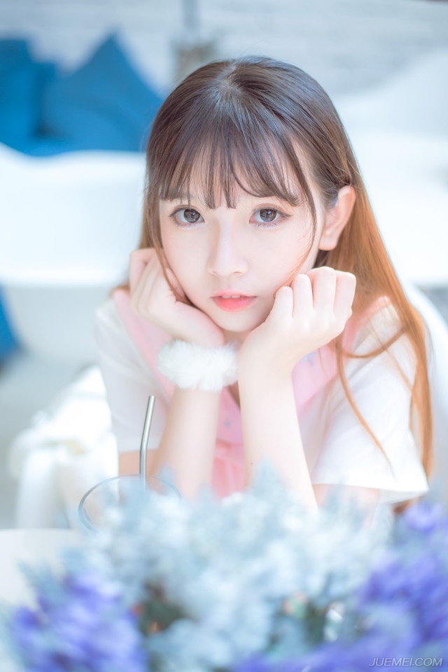 人生坎坎坷坷，跌跌撞撞那是在所难免。但是，不论跌了多少次，你都要坚强地再次站起来。任何时候，无论你面临着生命的何等困惑，抑或经受着多少挫折，无论道路如何的艰难，无论希望变得如何渺茫，请你不要绝望，再试一次，成功一定属于你!